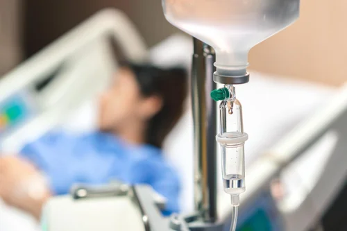 женщина лежит под капельницей с цераксоном