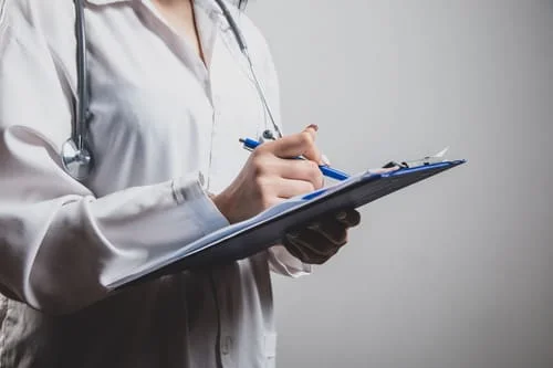 доктор из службы доставки больных